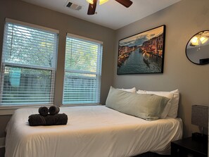 2 bedrooms, iron/ironing board, WiFi, bed sheets - Enjoyable 2-bedroom house with AC in vibrant Houston (Houston)