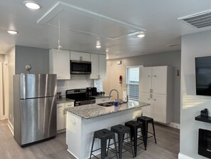 Private kitchen - Enjoyable 2-bedroom house with AC in vibrant Houston (Houston)