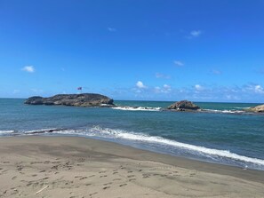 Playa en los alrededores y toallas de playa 
