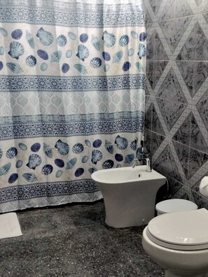 Shower, hair dryer, bidet, towels - Palmas y Brisas – Comfortable 2-Bedroom Home Near the Beach (Barceloneta)