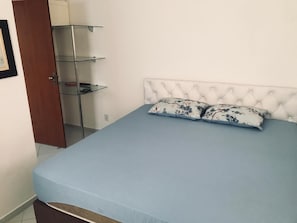2 habitaciones, tabla de planchar con plancha, internet y ropa de cama