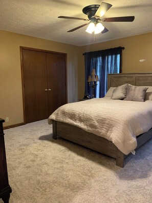 2 bedrooms, iron/ironing board, WiFi, bed sheets - Two Bedroom Two Bath duplex apartment on quiet 1 1/3 quiet acres. See the deer! (Hendersonville)