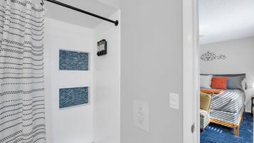 Tabla de planchar con plancha, wifi y ropa de cama