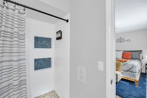 Tabla de planchar con plancha, wifi y ropa de cama 