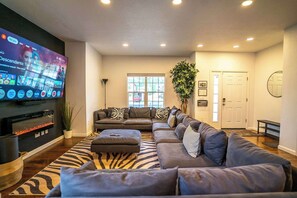 Televisión, chimenea, futbolito y estéreo 