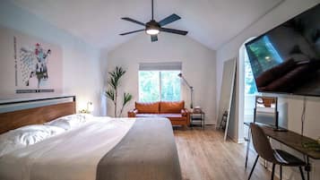 8 chambres, bureau, fer et planche à repasser, lit parapluie