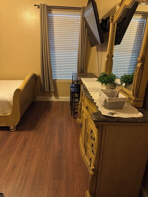 1 bedroom, iron/ironing board, free WiFi, bed sheets - Welcoming studio with AC in charming Goodyear (Goodyear)