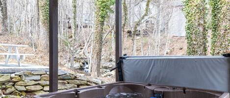 Outdoor spa tub