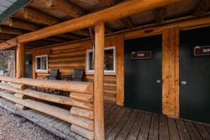 Standard-Chalet, Terrasse, Bergblick | Außendetails