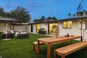 Outdoor dining - Private Paradise Valley | Play, Swim, Putt, Relax (Scottsdale)