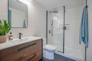 Douche, sèche-cheveux, serviettes fournies, savon