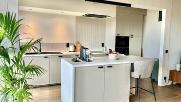 Een koelkast, een microgolfoven, een oven, een kookplaat