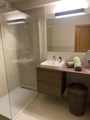 Een haardroger, handdoeken, zeep, toiletpapier