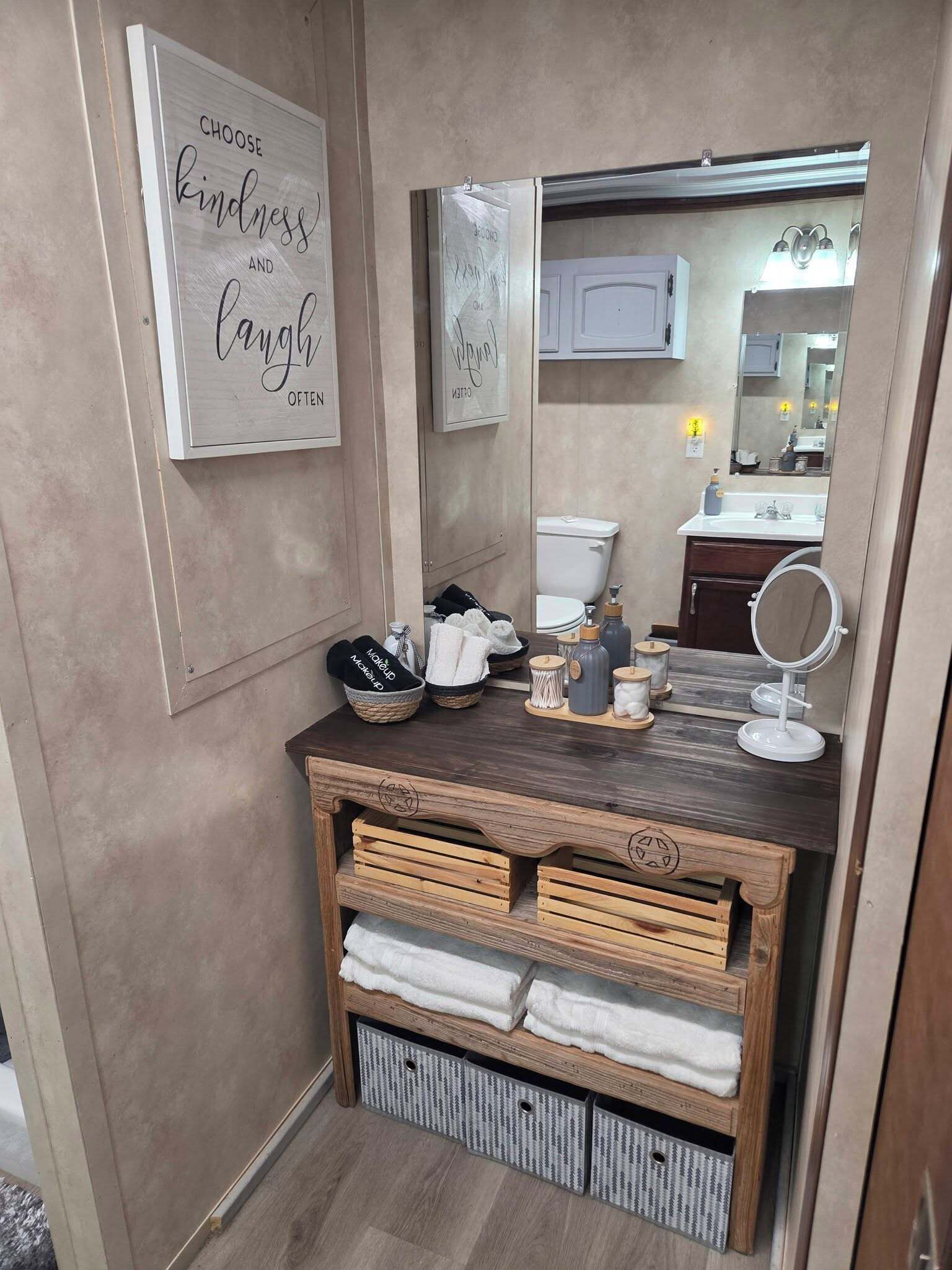 Chuveiro, secador de cabelo, toalhas de banho, sabonete