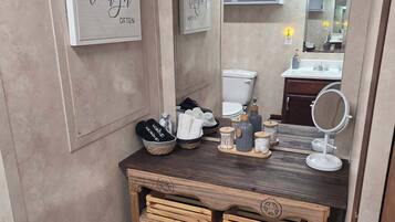 Chuveiro, secador de cabelo, toalhas de banho, sabonete