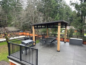 Outdoor dining - Large ocean view family retreat (Comox)