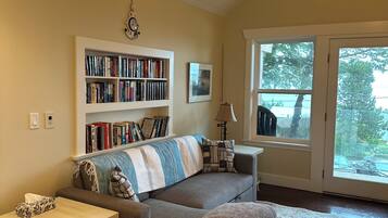 TV connectée, cheminée, livres, imprimantes