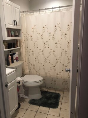 Toallas, jabón, papel higiénico