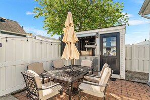 Outdoor dining - Ventnor Getaway - 6 Bedrooms, Pool, Walk to Beach (Ventnor City)