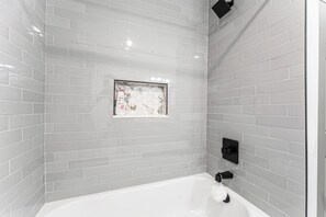 Secadora de cabello, toallas, jabón, papel de baño 
