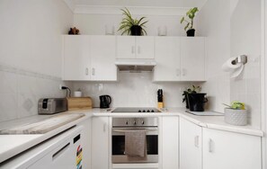 Four Ă micro-ondes, un four, surface de cuisson, lave-vaisselle