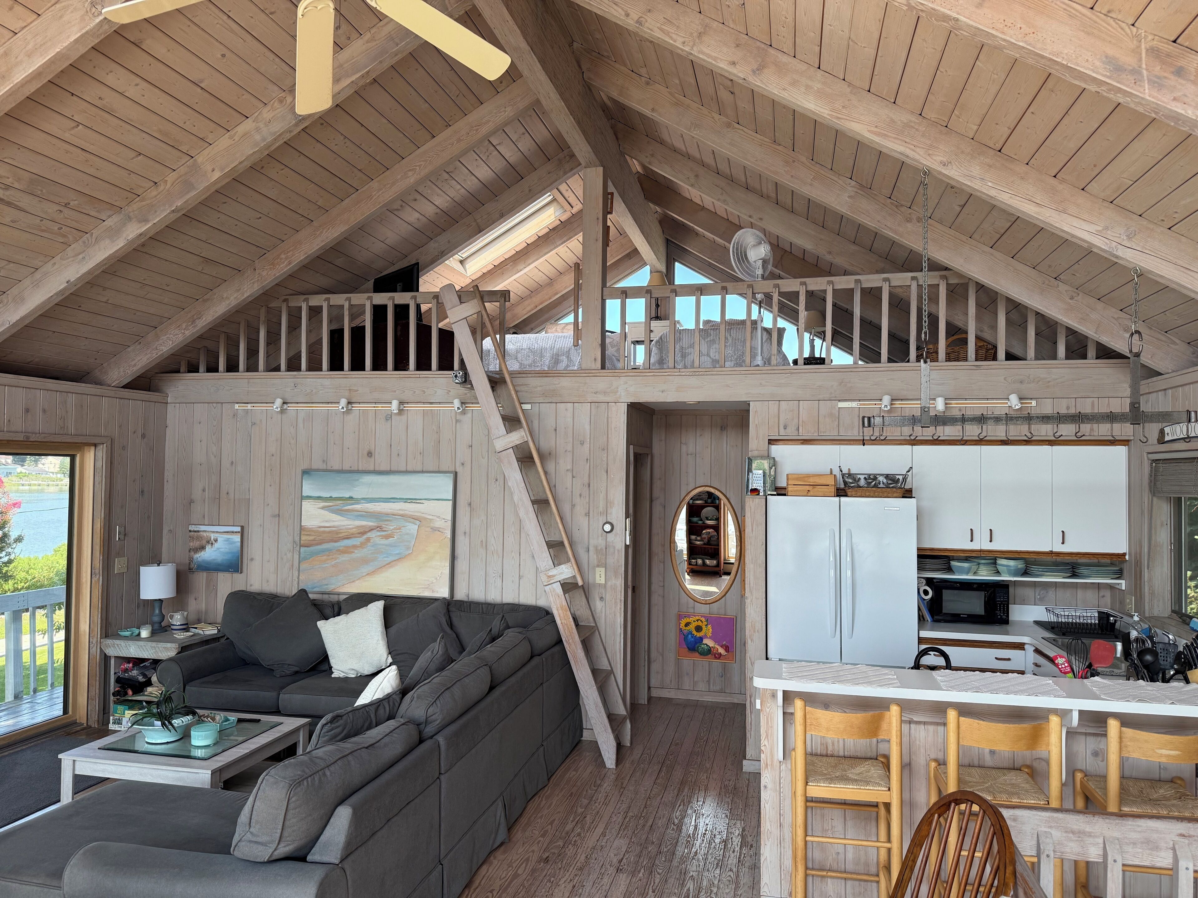 Smart TV, fireplace, books, stereo