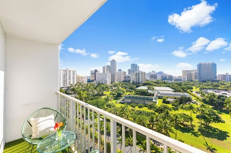 Waikiki Beach Studio with Panoramic Views