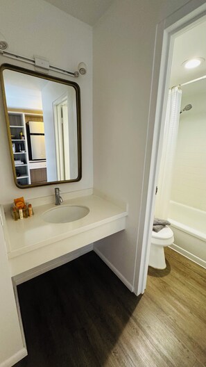 Hair dryer, towels, soap, toilet paper - Modern Studio Waikiki Beach (Honolulu)