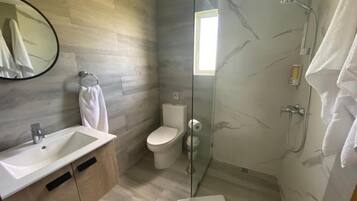 家庭双人房或双床房, 外廊, 海滩景观 | 浴室