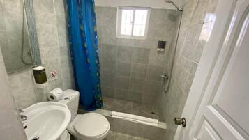 家庭双人房或双床房, 外廊, 海滩景观 | 浴室