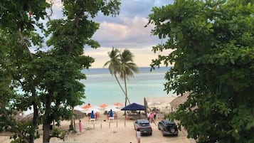 家庭双人房或双床房, 外廊, 海滩景观 | 海滩