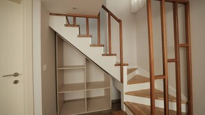 A staircase with wooden steps and a white wall. - Duplex City 01 in Durr s (Durrës)
