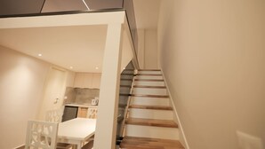 Eine moderne Küche mit Holzschränken und einer weißen Arbeitsplatte.