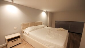 Ein Schlafzimmer mit Bett, Nachttisch und Kleiderschrank.