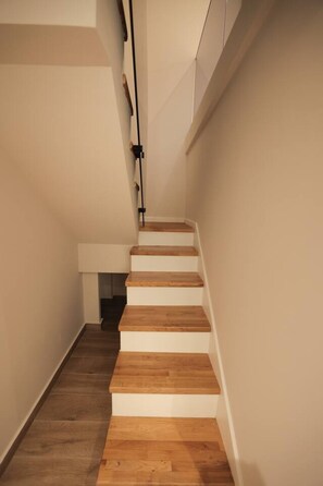 Eine Treppe mit Holzboden und weißen Wänden.