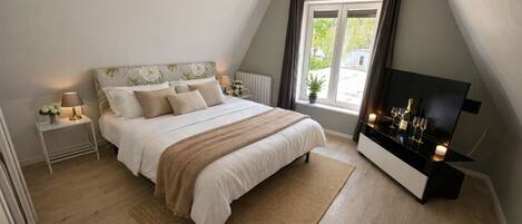 3 bedrooms, desk, iron/ironing board, free WiFi