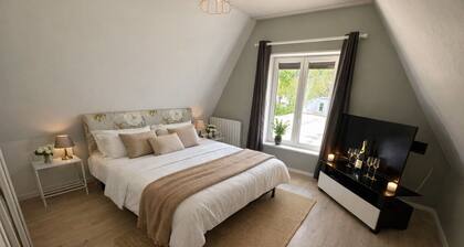 La ClĂ© dâArgent â Jacuzzi Privatif | Jardin | Billard â by Seine & Spa