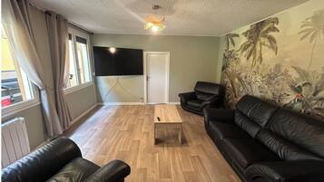 Fernseher, Tischfußball, Tischtennisplatte, Bücher