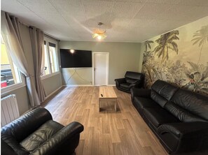 Télévision, baby-foot, table de tennis de table, livres