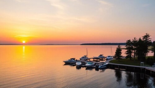 Nisswa Hotel & Suites – Round Lake King Patio Suite with Full Kitchen