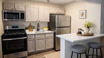 Køleskab, mikrobølgeovn, kogeplade, kaffe-/temaskine