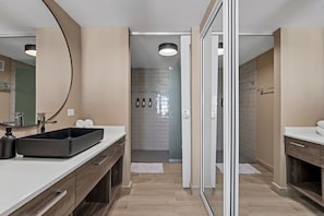 Shower, hair dryer - Modern Oceanview Studio @ ESJ/2 queen beds (Carolina)