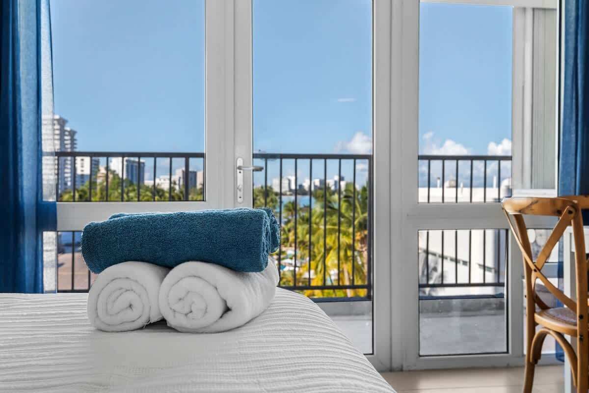 Een strijkplank/strijkijzer, wifi, beddengoed