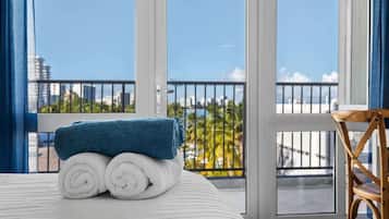 Een strijkplank/strijkijzer, wifi, beddengoed