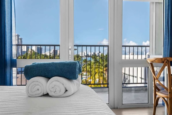 Een strijkplank/strijkijzer, wifi, beddengoed