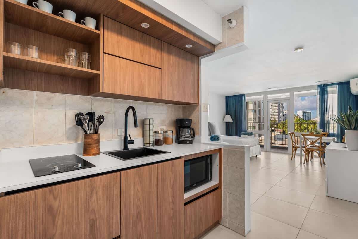 Réfrigérateur, micro-ondes, plaque de cuisson, cafetière/bouilloire