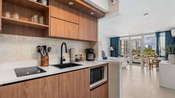 Réfrigérateur, micro-ondes, plaque de cuisson, cafetière/bouilloire