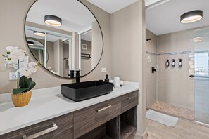 Shower, hair dryer - Relaxing Oceanview Studio @ ESJ with 2 queen beds (Carolina)