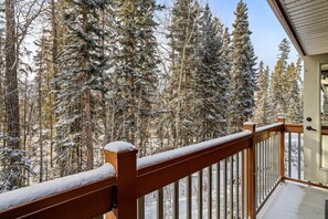 Property grounds - 3BR Family-Friendly Getaway with Pool & Hot Tub (Canmore)