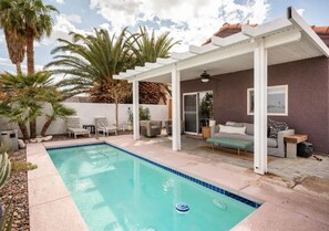 Pool - Vegas Designer Private Pool Oasis, King Suite, BBQ (Las Vegas)